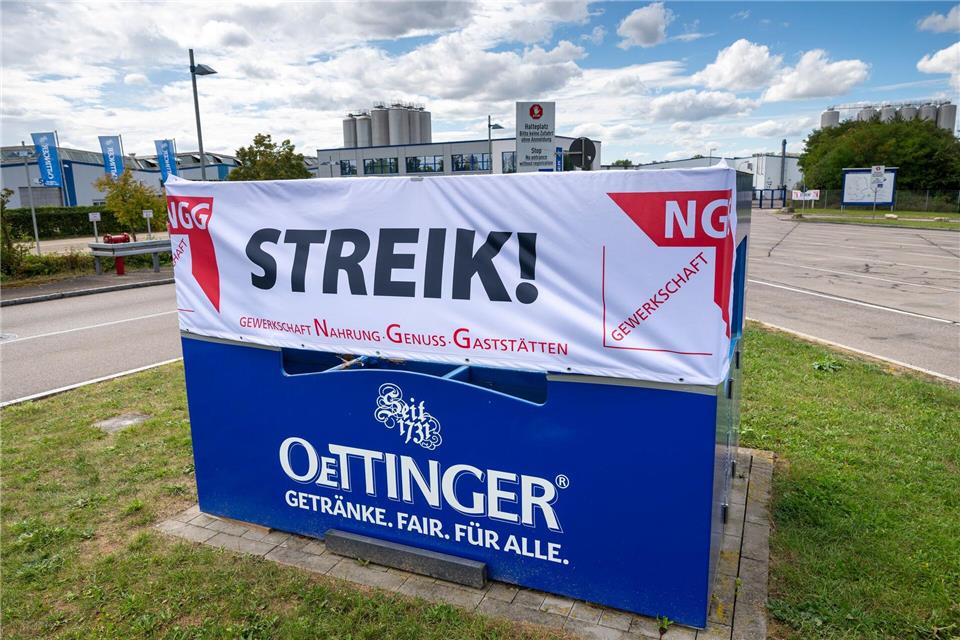 Über Monate befehdeten sich bei der Großbrauerei Oettinger Gewerkschaft NGG und Geschäftsführung. (Archivbild)Peter Kneffel/dpa