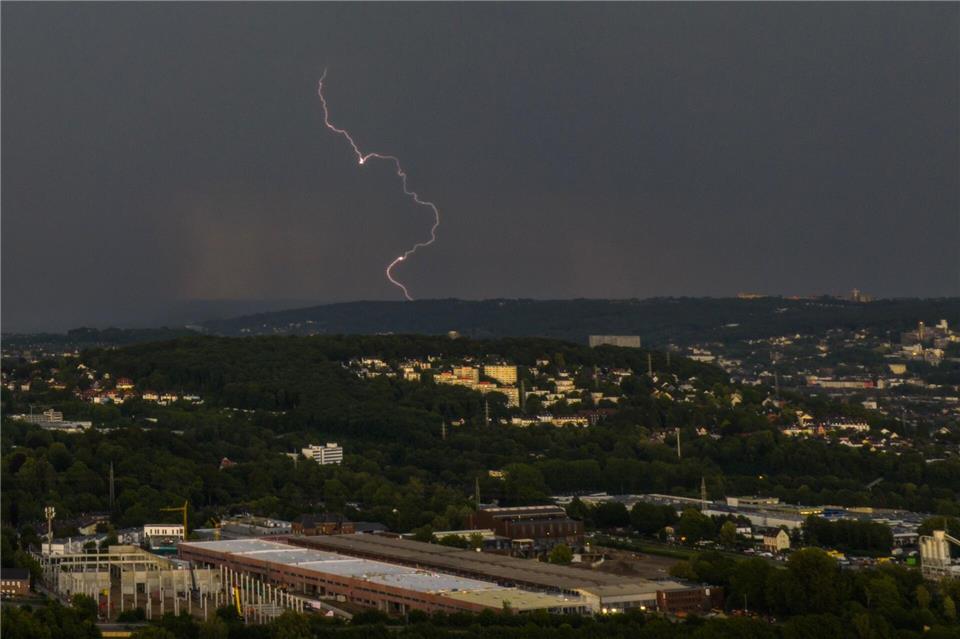 Über NRW zogen am Freitag heftige Gewitter.Christoph Reichwein/dpa