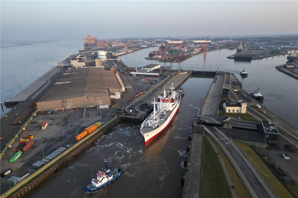 Über Nacht fuhr die „Cap San Diego“ von Hamburg nach Bremerhaven.Lars Penning/dpa