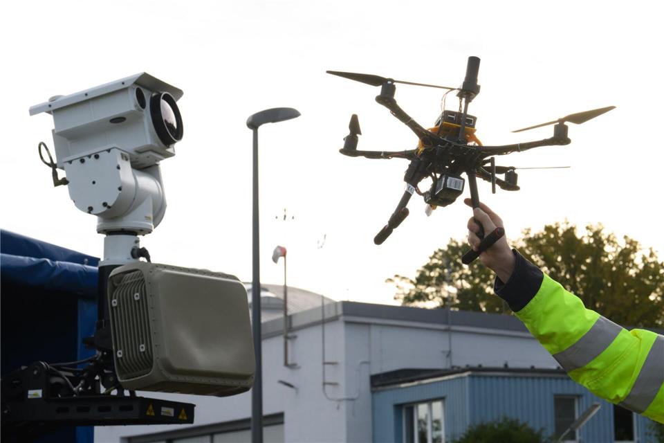 Über Niedersachsen fliegen immer mehr Drohnen – mit einer Kampagne will das Landeskriminalamt auf Risiken und geltende Regeln aufmerksam machen. (Archivbild)Julian Stratenschulte/dpa
