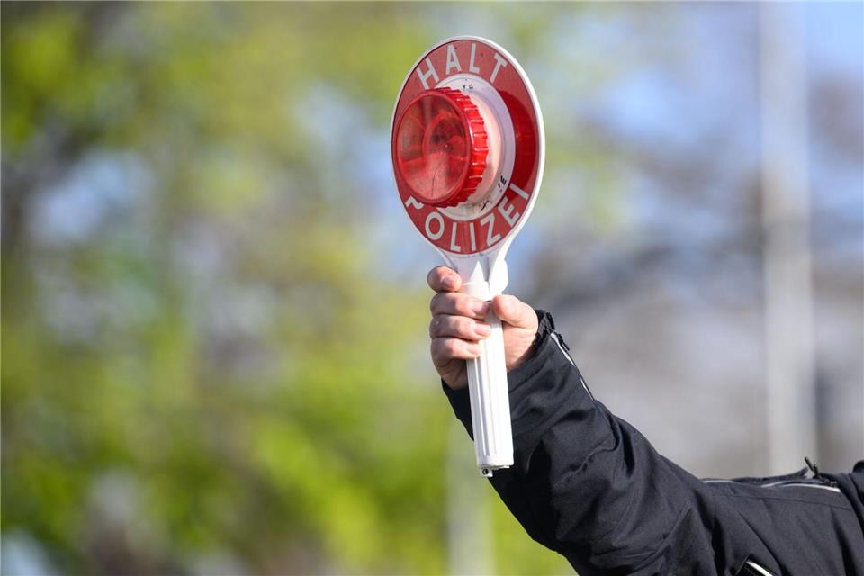Über Polizisten waren bei den Kontrollen beteiligt. (Symbolbild)Julian Stratenschulte/dpa