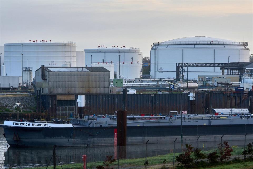 Über Rhein und Main kommt nur noch wenig Kerosin an den Frankfurter Flughafen. Thomas Frey/dpa