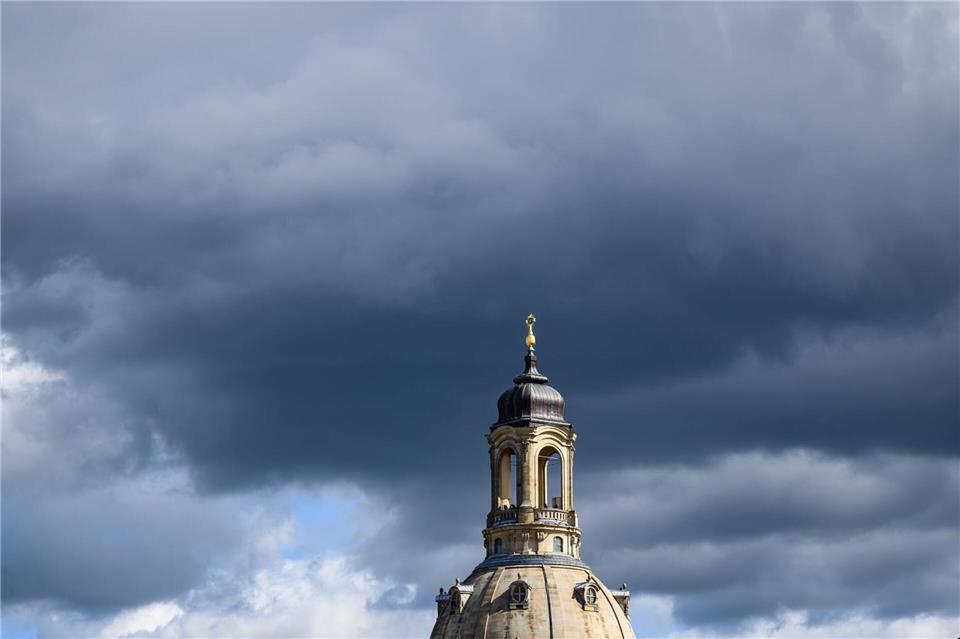 Über Sachsen ziehen am Sonntag zunehmend Wolken auf – am Nachmittag drohen Gewitter mit Starkregen. (Archivbild)Robert Michael/dpa