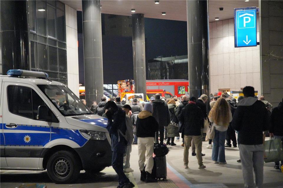 Über Stunden konnten Fahrgäste am Samstagabend nicht den oberen Teil des Stuttgarter Hauptbahnhofs nutzen. Enrique Kaczor/onw-images/dpa
