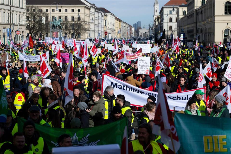 Über Tausend Menschen haben in München an dem Warnstreik teilgenommen.Sven Hoppe/dpa