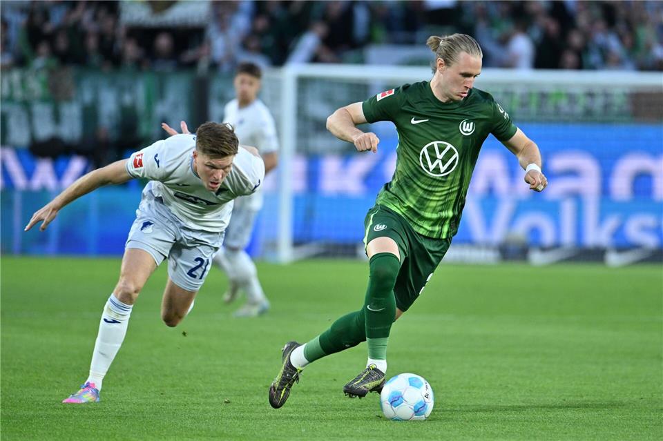 Über Wolfsburgs Patrick Wimmer (r) gibt es immer wieder Transferspekulationen. Swen Pförtner/dpa