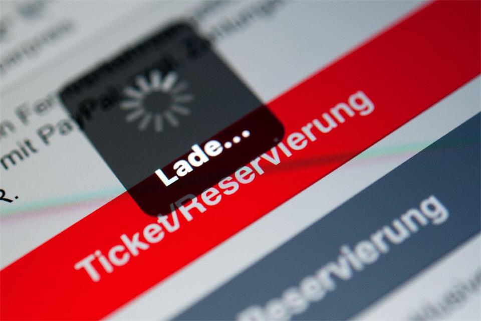 Über das Bahn-Kundenkonto eines 20-Jährigen wurden unberechtigt Fahrkarten für mehr als 350 Euro gekauft. (Symbolbild) Sebastian Gollnow/dpa