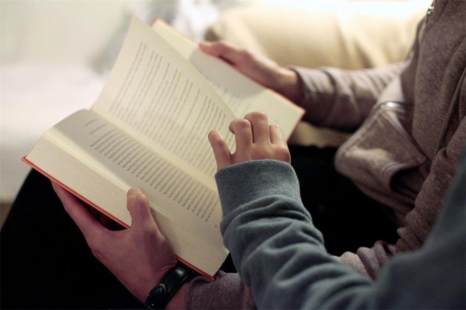 Über das Vorlesen ins Gespräch kommen, auch das trägt zum Spracherwerb bei, sagt die Stiftung Lesen. (Symbolfoto)Hans-Thomas Frisch/dpa