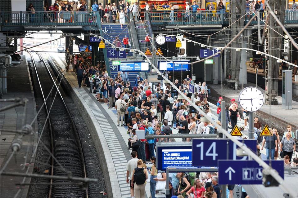 Über das lange Wochenende müssen sich Reisende auf volle Züge einstellen. (Archivbild)Bodo Marks/dpa
