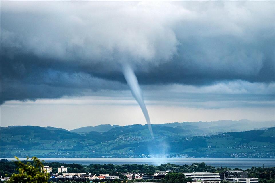 Über dem Bodensee werden immer wieder einmal Tornados registriert wie hier 2021 bei Friedrichshafen. In diesem Jahr fegte einer auch über den bayerischen Teil des Sees. (Archivbild)Dr. Christoph Sommergruber/dpa