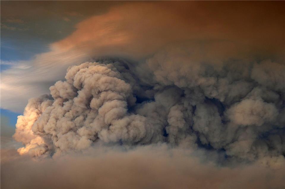 Über dem Moose Lake in Minnesota hängen die Rauchwolken eines Waldbrandes.Anthony Souffle/AP/dpa