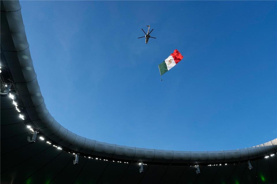 Über dem Stadion fliegt ein Hubschrauber.Eduardo Verdugo/AP/dpa