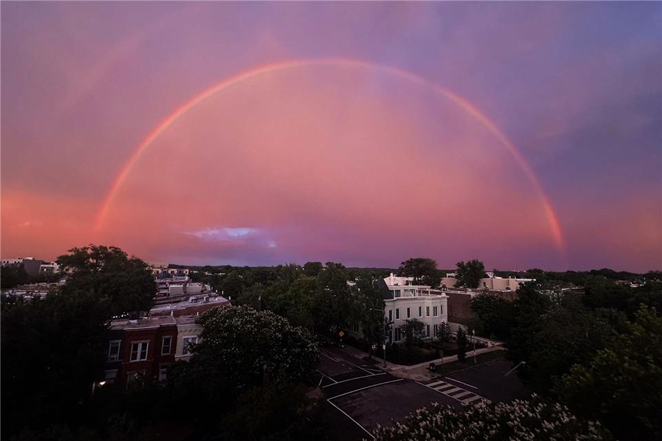 Über dem Stadtteil Capitol Hill in Washington ist ein doppelter Regenbogen zu sehen.Julia Demaree Nikhinson/AP/dpa