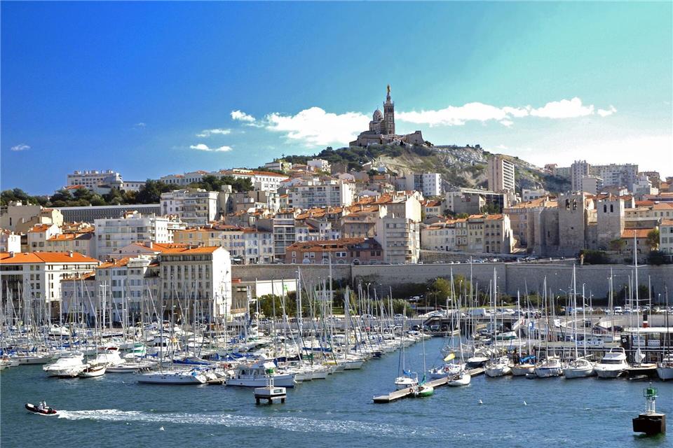 Über dem alten Hafen von Marseille thront die Wallfahrtskirche Notre Dame de la Garde.picture-alliance/ gms