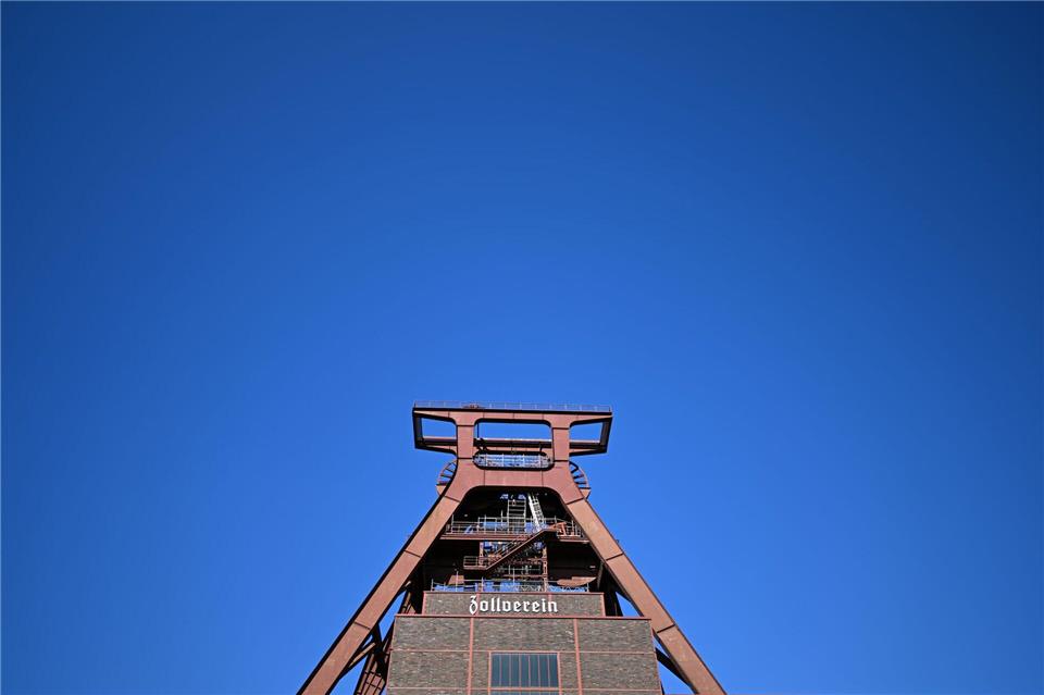 1000 Meter tiefe Zollverein-Schächte verfüllt Über dem jetzt verfüllten Schacht XII der ehemaligen Steinkohlezeche Zollverein steht ein weithin sichtbares Fördergerüst.Federico Gambarini/dpa