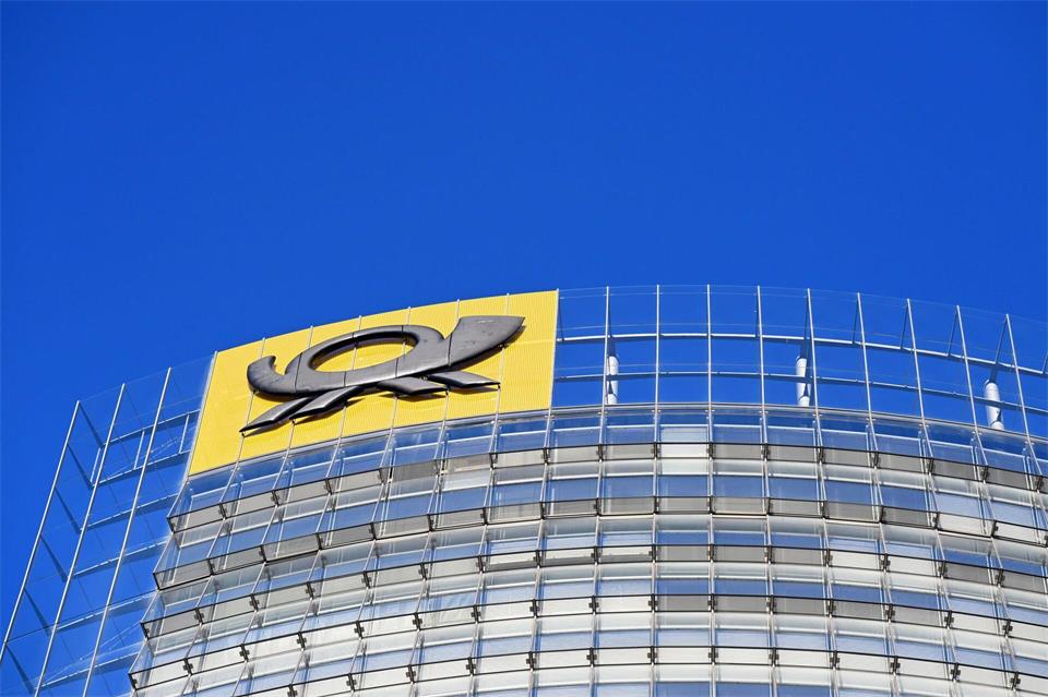 Über den 41 Stockwerken des Bonner Posttowers thront das gute alte Posthorn-Logo. Das soll so bleiben.Wolf von Dewitz/dpa