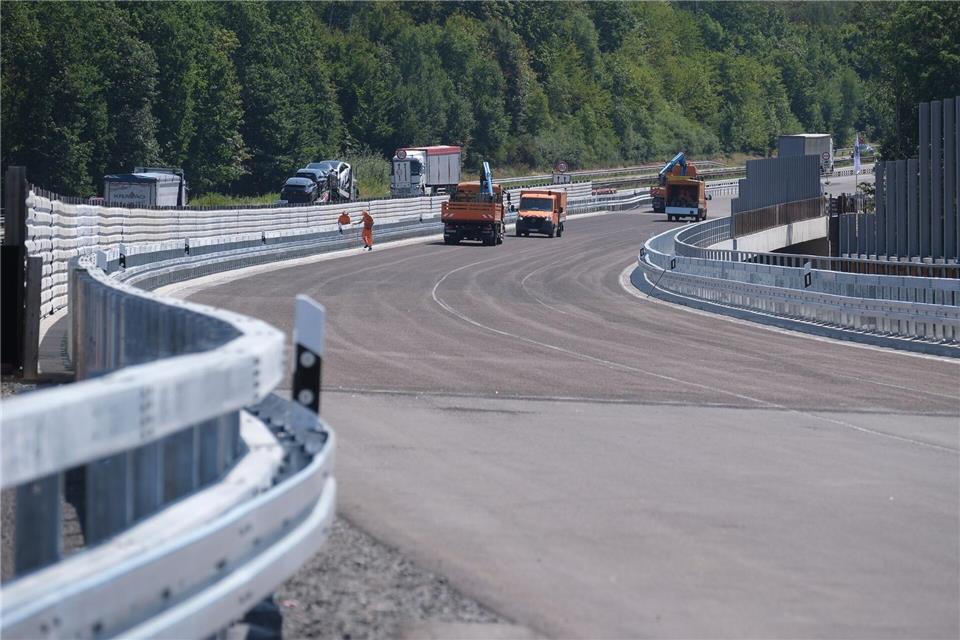 Über den Ersatzbau soll ab Montag der gesamte Verkehr rollen. Sebastian Willnow/dpa