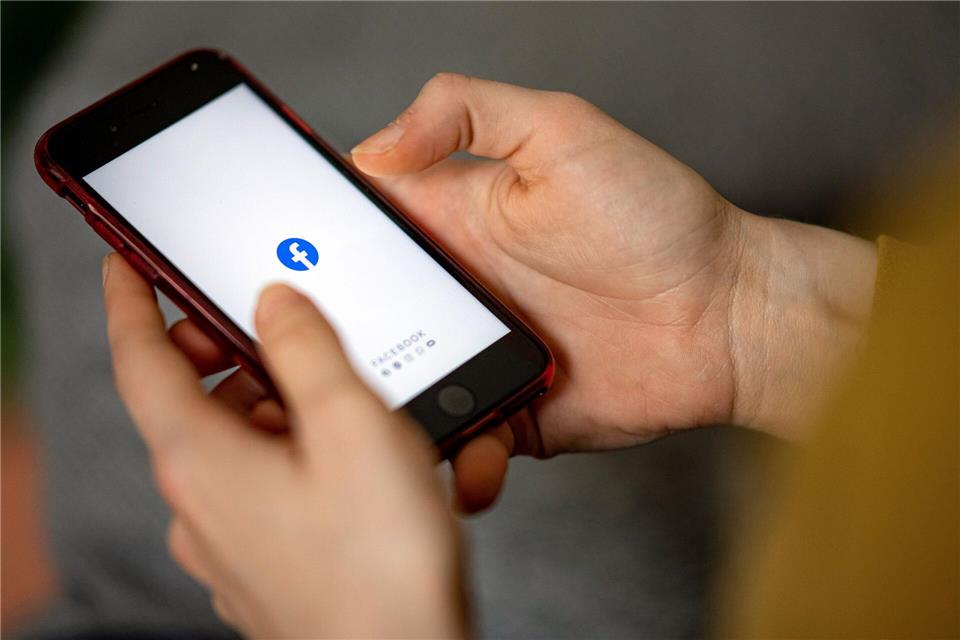 Über den Messenger-Dienst von Facebook soll die Angeklagte kontaktiert worden sei. Daraufhin habe sie für einen ihr nicht bekannten Mann Geld hin- und herüberwiesen. Das Gericht glaubte ihren Ausführungen nicht.