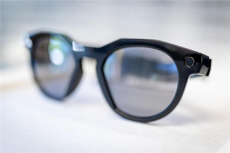 Über den Missbrauch von Smart Glasses gibt es bisher nicht viele Erkenntnisse. Doch die Schwimmbäder wappnen sich. (Symbolbild)Christoph Schmidt/dpa