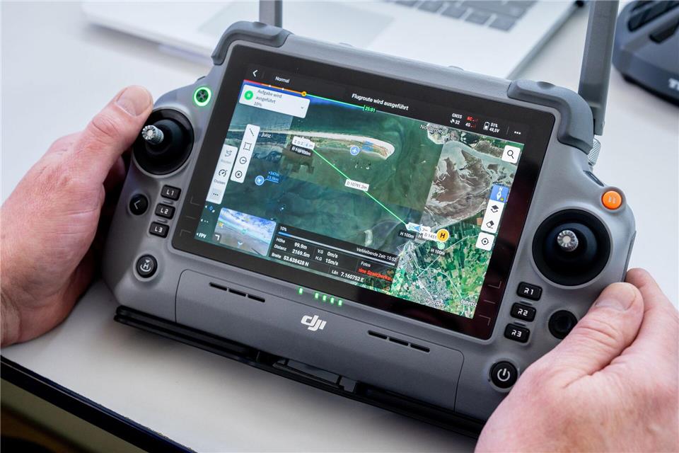 Über den Monitor der Steuerungskonsole lässt sich der Flug verfolgen.Hauke-Christian Dittrich/dpa