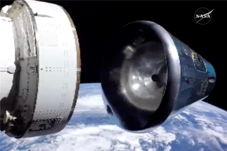 Über der Erde trennt sich die „Orion“-Kapsel, in der sich die Astronauten befinden, vom europäischen Servicemodul. Das Modul verglüht in der Atmosphäre und die Kapsel wassert im Pazifik. Uncredited/NASA/AP/dpa