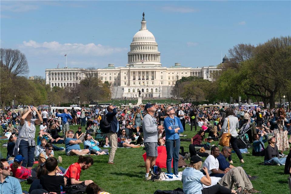 Über der National Mall in Washington war 2024 eine partielle Sonnenfinsternis zu sehen. (Archivbild)Jose Luis Magana/AP/dpa