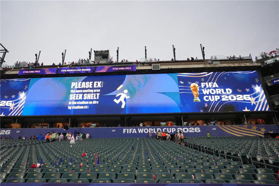 Über die Anzeigentafel werden die Besucher aufgefordert, das Stadion zu verlassen. Petr David Josek/AP/dpa