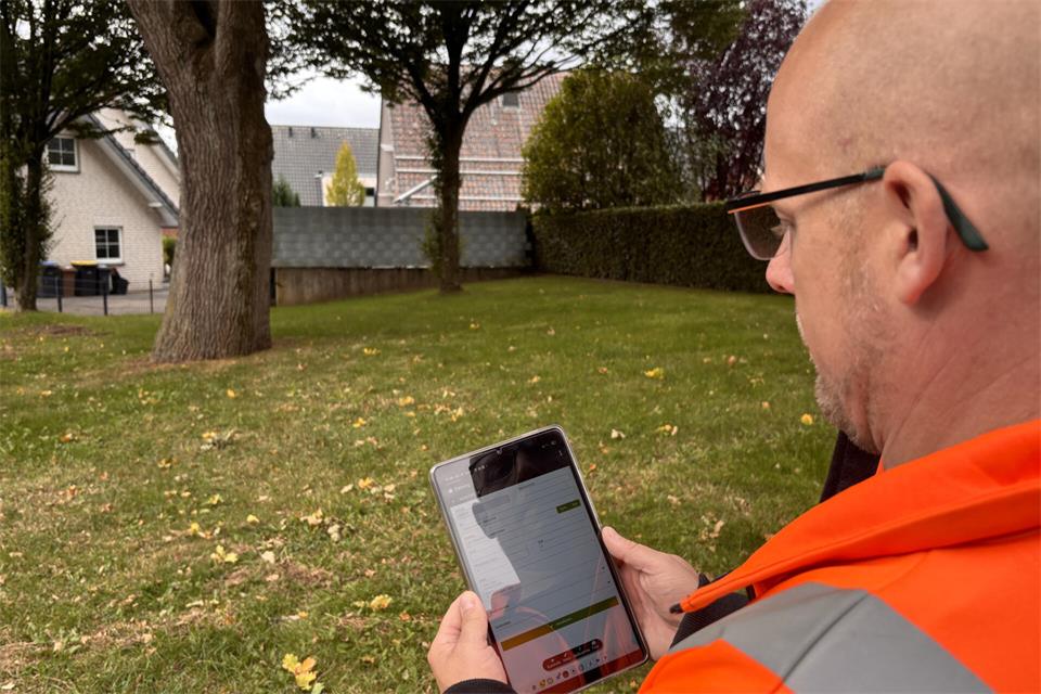 Über die App „Treespot“ hält Jörg Mecking alle Daten und Einschätzungen bei der Baumkontrolle fest. Auch Pflegemaßnahmen und den nächsten Kontrolltermin kann er dort eingeben.