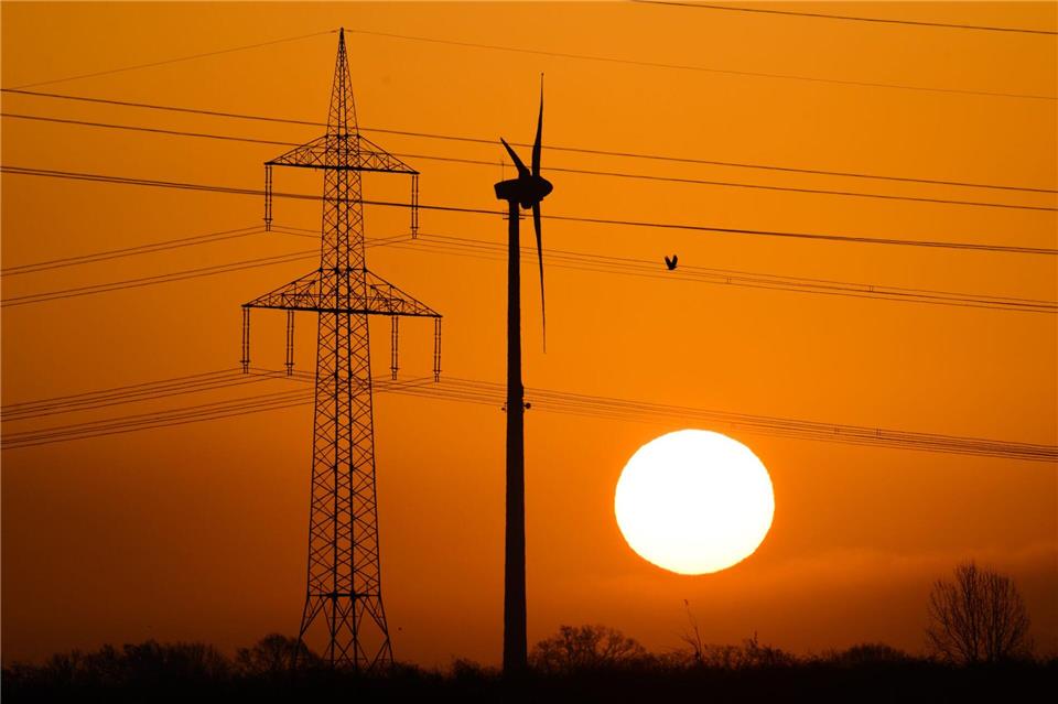Über die Erdleitung soll ab 2028 vor allem Strom aus Windparks im Norden zu Industriestandorten gelangen.  (Archivbild)Julian Stratenschulte/dpa