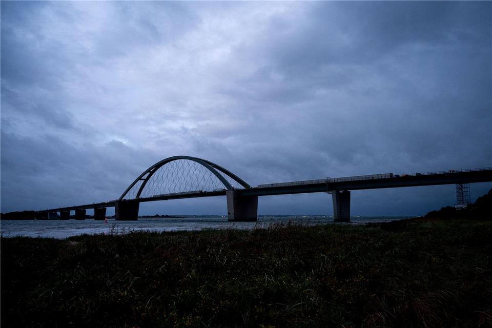 Über die Fehmarnsundbrücke zogen am Dienstagmorgen dunkle Wolken.Daniel Bockwoldt/dpa