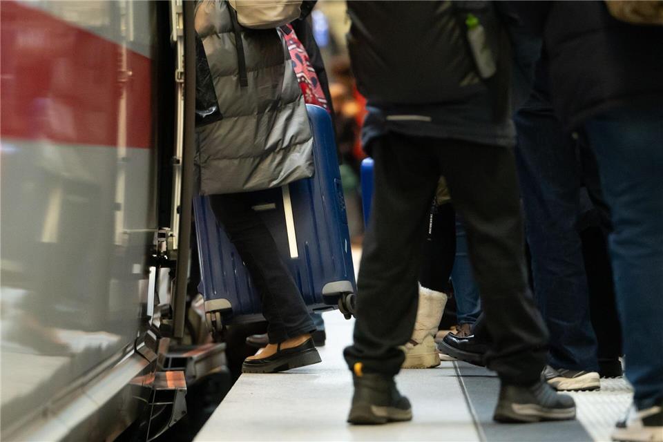 Über die Feiertage verreisen viele Menschen mit der Bahn. (Archivbild) Markus Lenhardt/dpa