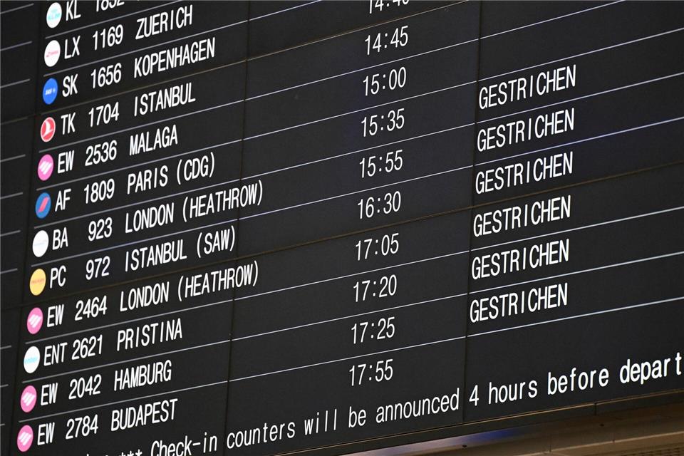 Gestrichen, verschoben, verlegt: Viele Flüge fallen aus Über die Hälfte der Flüge fielen in Stuttgart aus.Bernd Wei�brod/dpa