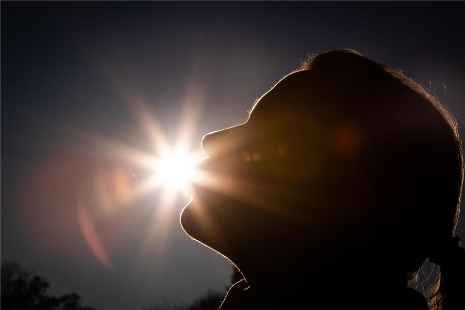 Über die Haut wird ein Großteil von Vitamin D im Körper gebildet. (Symbolbild)Friso Gentsch/dpa