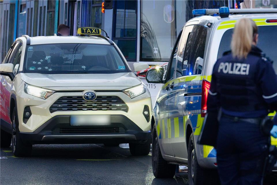 Über die Hintergründe der Tat wird ermittelt.Henning Kaiser/dpa