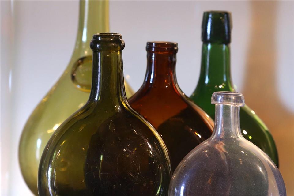 Über die Jahre hat sich das Design eines Bocksbeutels leicht verändert. (Archivbild) picture alliance / Karl-Josef Hildenbrand/dpa