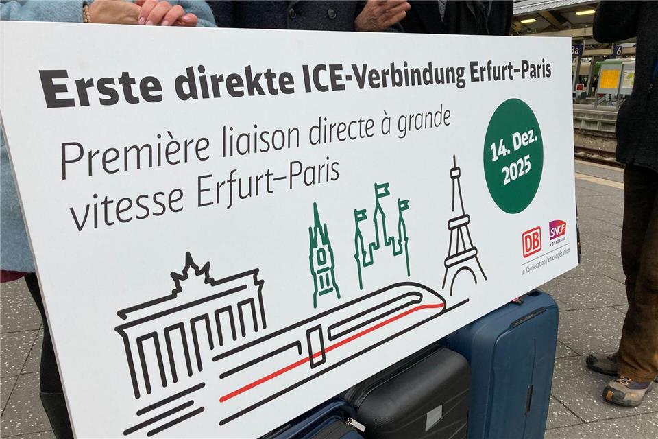 Über die Jungfernfahrt des Zugs auf der neuen Verbindung wurde am Erfurter Hauptbahnhof mit einem Schild informiert.Marie Frech/dpa