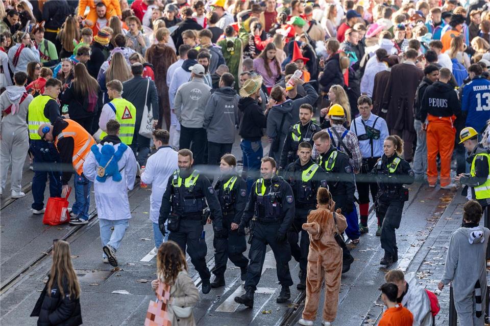 Über die Karnevalstage wird es in Köln sehr voll - Hunderttausende Menschen sind auf den Beinen. (Archivbild)Thomas Banneyer/dpa