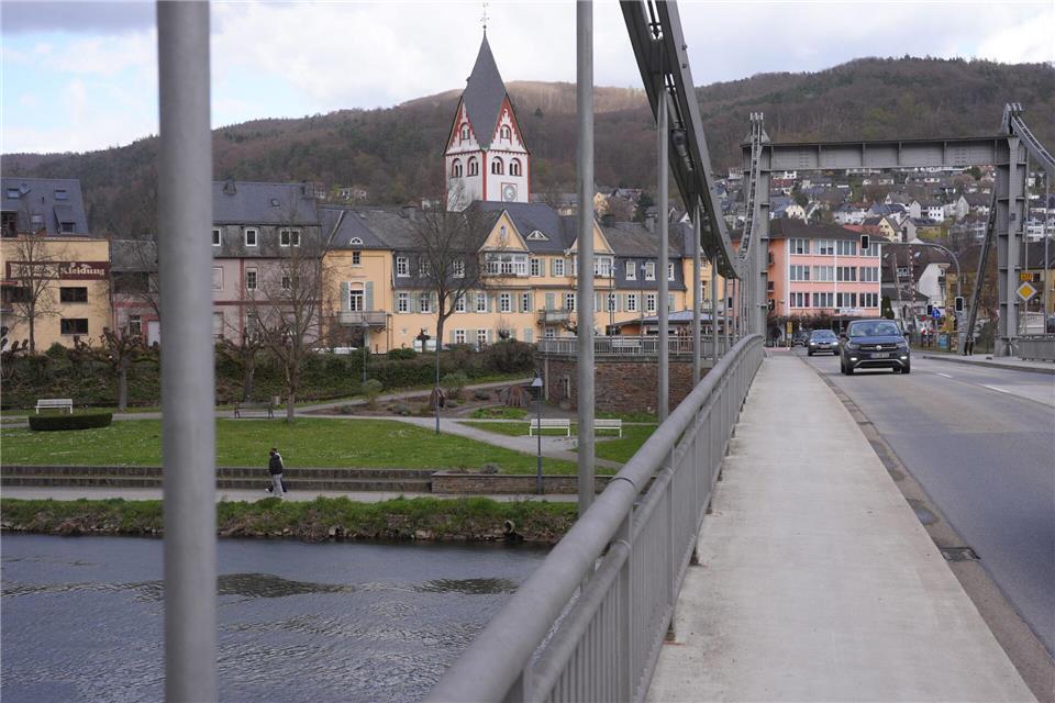 Über die Kettenbrücke geht es über die Lahn nach Nassau. (Archivbild)Thomas Frey/dpa