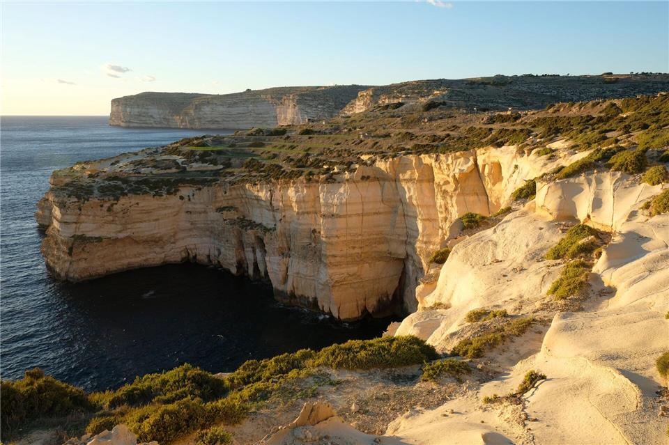 Über die Klippen südlich von Xlendi führt ein Wanderweg auf Gozo. Florian Sanktjohanser/dpa-tmn