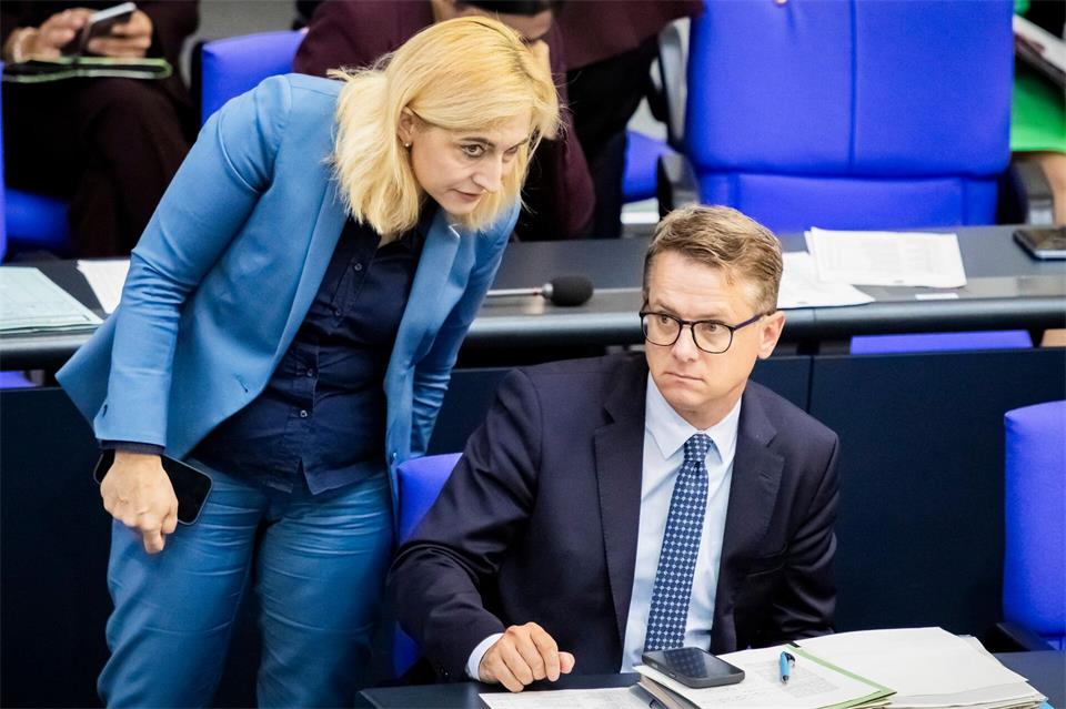 Über die Pflege-Sparpläne von Gesundheitsminister Carsten Linnemann, die auf einer Vorlage seiner Vorgängerin Nina Warken (beide CDU) beruhen, ringt derzeit die Koalition. (Archivbild)Christoph Soeder/dpa