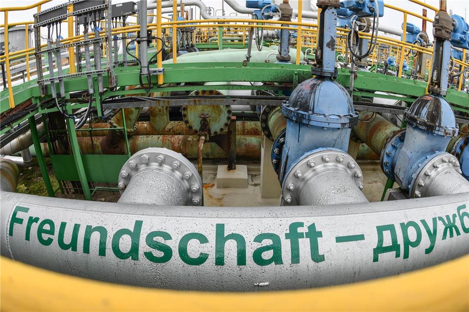 Über die Pipeline Druschba wird die Raffinerie PCK mit Öl aus Kasachstan beliefert. (Archivbild)Patrick Pleul/dpa-Zentralbild/dpa