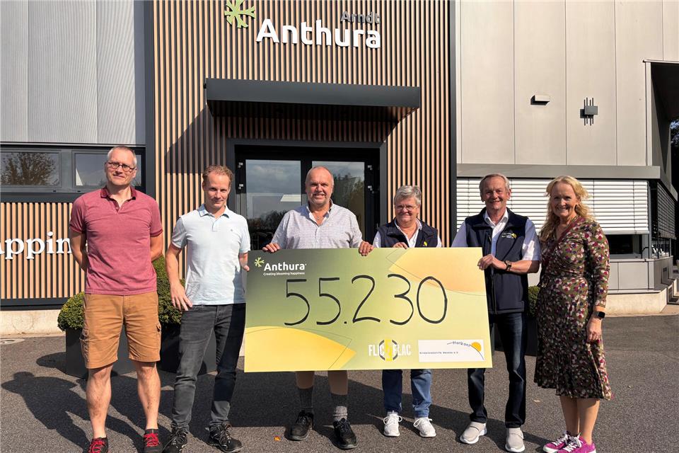 Über die Spendensumme, die an dem Jubiläums-Wochenende Anfang September gesammelt wurde, sind alle Beteiligten begeistert (von links): Haye Radersma, Sjoerd Krulp, Fred Kruisselbrink (Anthura Arndt), Irmgard Harke und Burkhard Mudrack („Horizont“ Kinderkrebshilfe) sowie Bürgermeisterin Mechtild Schulze Hessing.