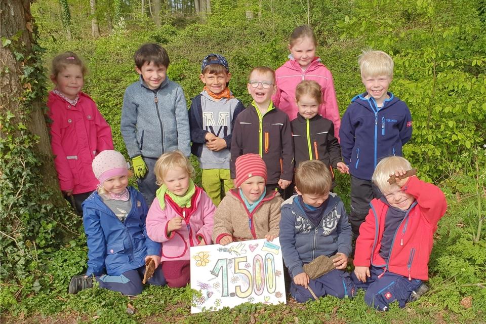 Über die Summe von 1500 Euro freuen sich die Jungen und Mädchen der Kita Waldwurm.
