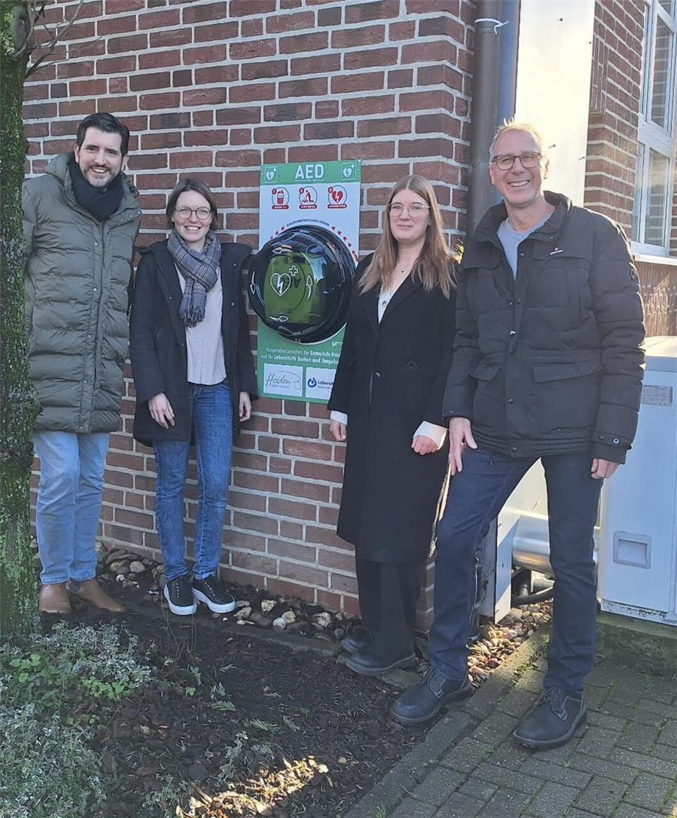 Über die erfolgreiche Kooperation freuen sich (v.l.) Bürgermeister Patrick Voßkamp, Geschäftsführerin der Lebenshilfe Borken Karin Benning, die stellvertretende Wohnhausleitung Tanja Stender und Wohnhausleitung Udo Höing.