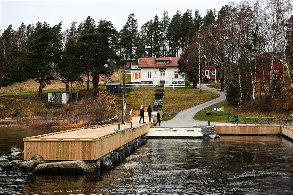 Über diesen Steg erreichte der Massenmörder die Insel - und begann kurz darauf, um sich zu schießen. (Archivbild)Britta Pedersen/dpa-Zentralbild/dpa