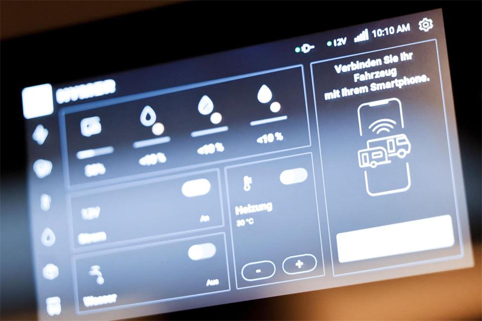 Über ein Display im Reisemobil B-ML der Marke Hymer und über eine App kann der Nutzer sehen, wie der Stand der Dinge beim Energieverbrauch ist.Thomas Banneyer/dpa/dpa-tmn