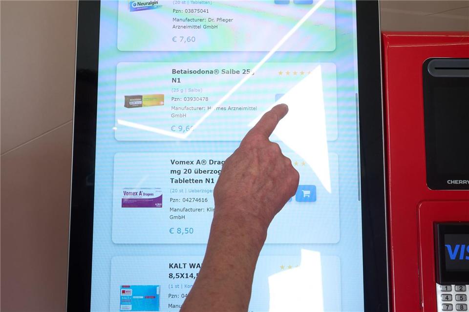 Über einen Touchscreen lassen sich an dem Automaten Medikamente bestellen.Thomas Frey/dpa