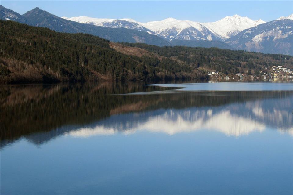 Über elf Kilometer lang und auf fast 600 Metern gelegen: der Millstätter See.Sabine Glaubitz/dpa-tmn