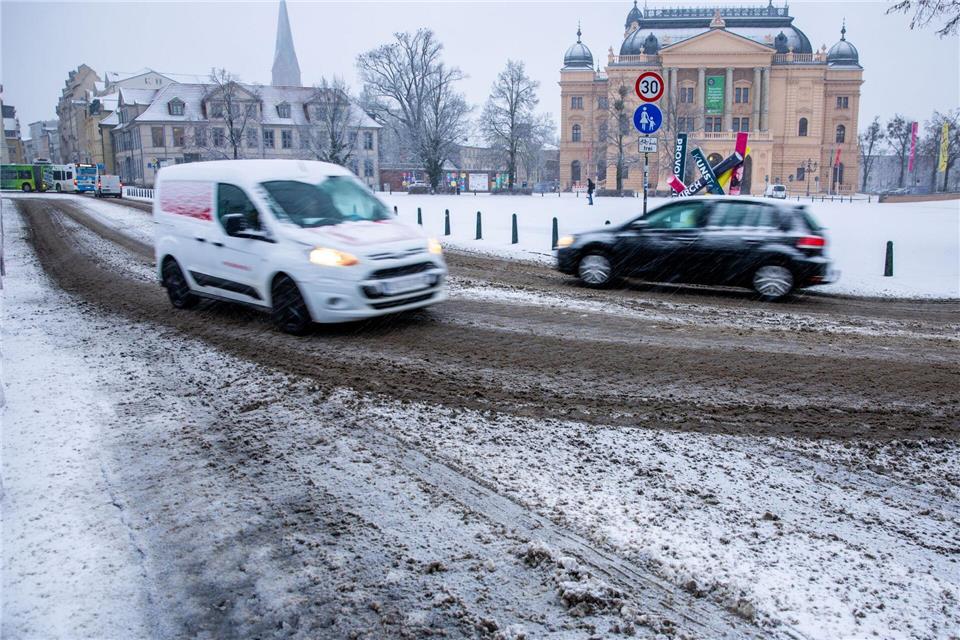 Über ganz MV verteilt hat das Winterwetter zum Wochenbeginn für Unfälle gesorgt. Jens Büttner/dpa