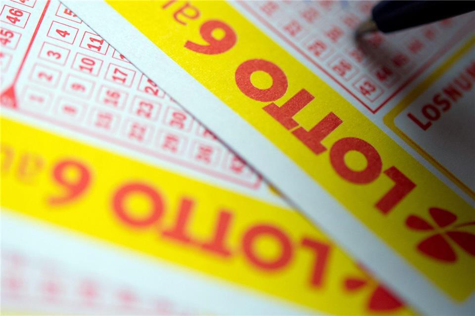 Über knapp 3,2 Millionen Euro kann sich ein Lottogewinner oder eine Gewinnerin oder eine Spielgemeinschaft aus Hamburg freuen (Symbolbild).Inga Kjer/dpa